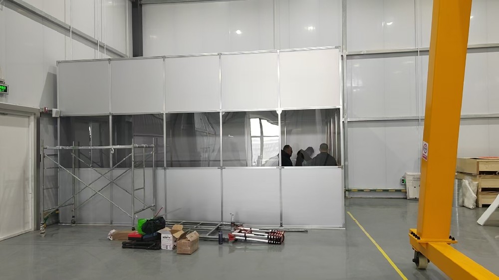 如何確保鋁塑板百級潔凈棚的氣流均勻性，避免局部污染？